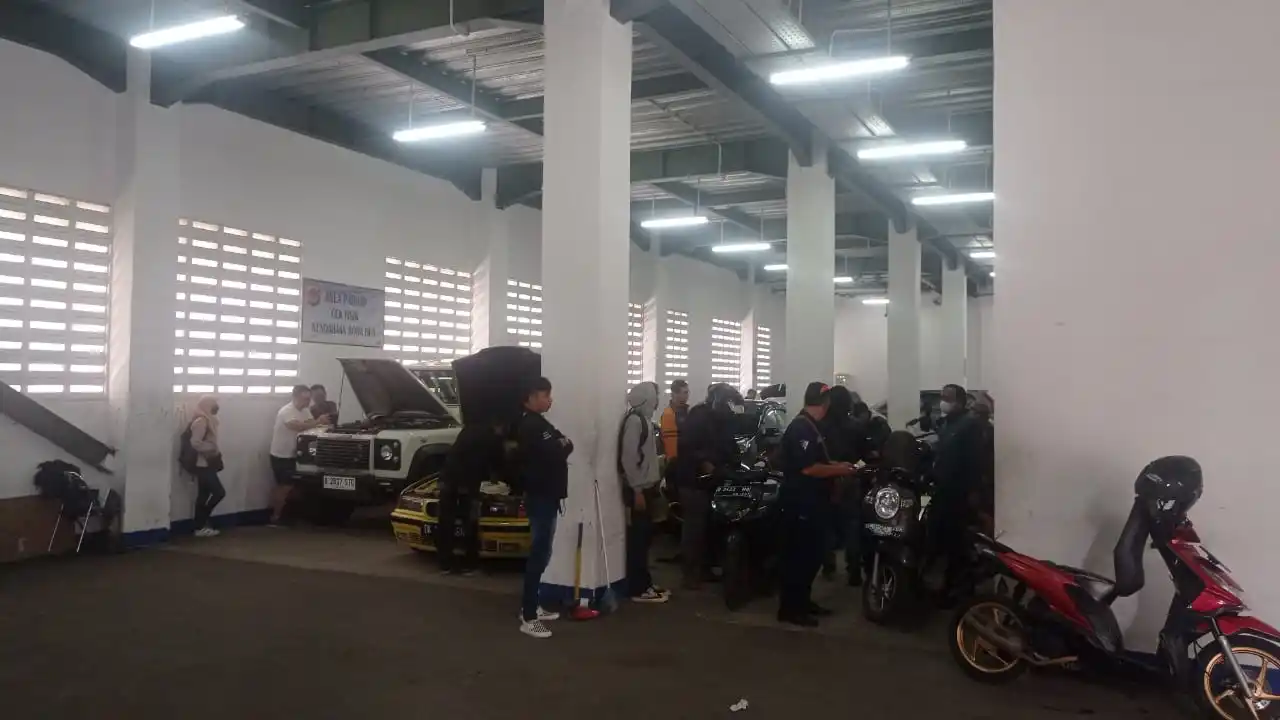 Petugas Cek Fisik di Gedung Pelayanan BPKB Polda Jabar terlihat sibuk melayani para wajib pajak dalam proses mutasi kendaraan. (Foto: Sugiyanto/MI)