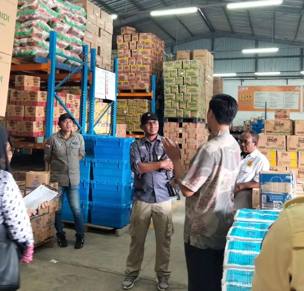 Petugas Disperindag Malut saat melakukan pemeriksaan fisik beras di salah satu gudang distributor di Ternate, Sabtu 19 Juli 2025. (Foto: Dok Disperindag)