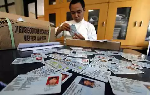Petugas Dukcapil DKI sedang meneliti KTP yang akan dicabut NIK (Foto: Istimewa)