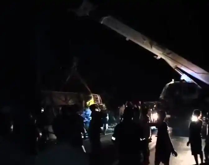 Petugas gabungan mengevakuasi bus pariwisata yang terguling menggunakan mobil crane di Jalinsum KM 142, Desa Peninggalan, Kecamatan Tungkal Jaya, Muba, Sumatera Selatan, Senin malam (28/7/2025).