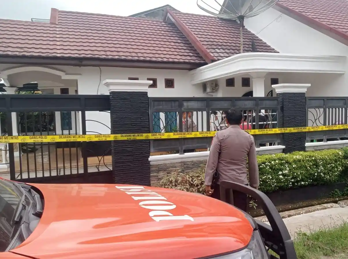Petugas kepolisian memasang garis polisi di rumah korban perampokan disertai pembunuhan di Jalan Ria Graphic, Talang Bakung, Kecamatan Paal Merah, Kota Jambi, Kamis (2/10/2025).