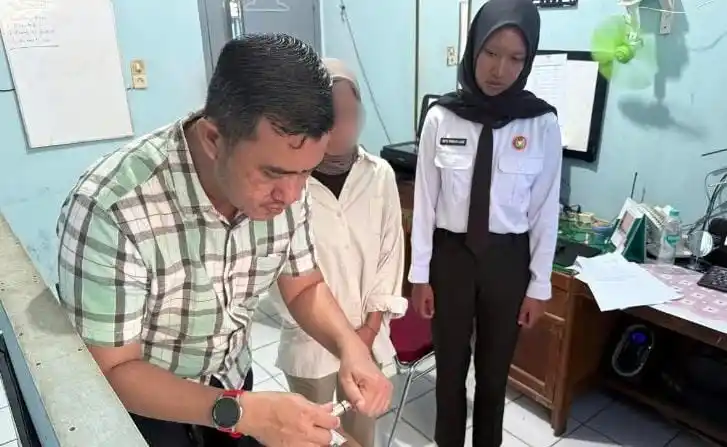 Petugas Lapas Kelas IIA Jambi memeriksa barang bukti sabu yang diselundupkan dalam kemasan Pop Mie oleh seorang pengunjung, disaksikan petugas dan pelaku yang telah diamankan, Sabtu (5/7/2025). (Foto: Dok/MI)