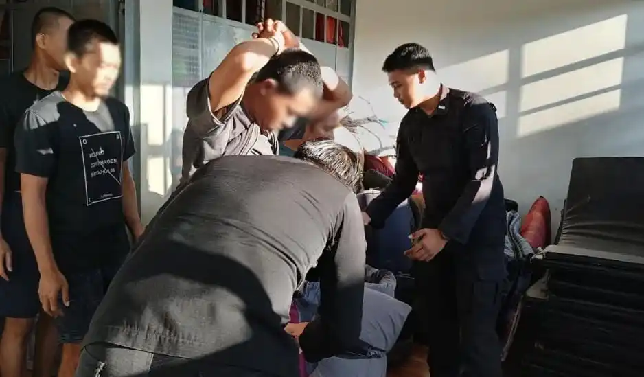 Petugas Lapas Kelas IIA Jambi saat melakukan penggeledahan kamar hunian warga binaan dalam razia gabungan, Sabtu pagi (21/06/2025). (Foto: Dok/MI)