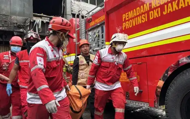 Petugas Mengevakuasi Jenazah Korban Kebakaran di Jakpus (Foto: Repro)