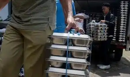 Petugas sekolah membawa menu MBG di Bandung, Jawa Barat (Foto: Ist)