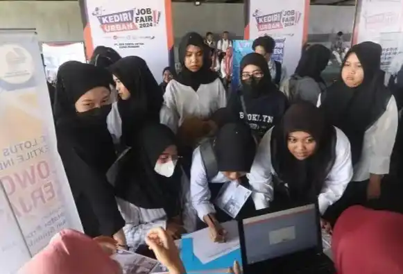 Sejumlah pencari kerja mencari informasi lowongan pada acara Kediri Urban Job Fair 2024 di Taman Brantas, Kota Kediri, Jawa Timur, Rabu (28/8/2024).