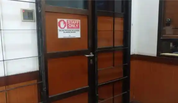 Pintu masuk ruang petugas Samsat Bandung Tengah yang menggunakan kunci pasword. (Foto: Dok/MI)