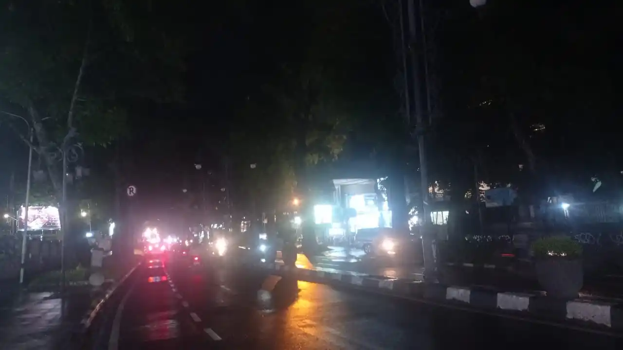 Kondis di Jalan Ir H Juanda atau Jalan Dago, Kota Bandung, Jawa Barat pada Kamis (23/1/2025) malam. (Foto: Sugiyanto/MI)