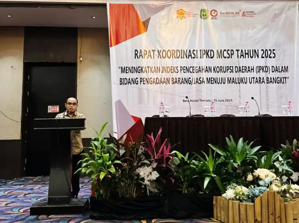 Plt. Kepala Biro Pengadaan Barang/Jasa Setdaprov Malut, Hairil Hi. Hukum, saat membuka secara resmi kegiatan Rakor IPKD MCSP Tahun 2025 di Sahid Bela Hotel, Ternate (Foto: Istimewa)