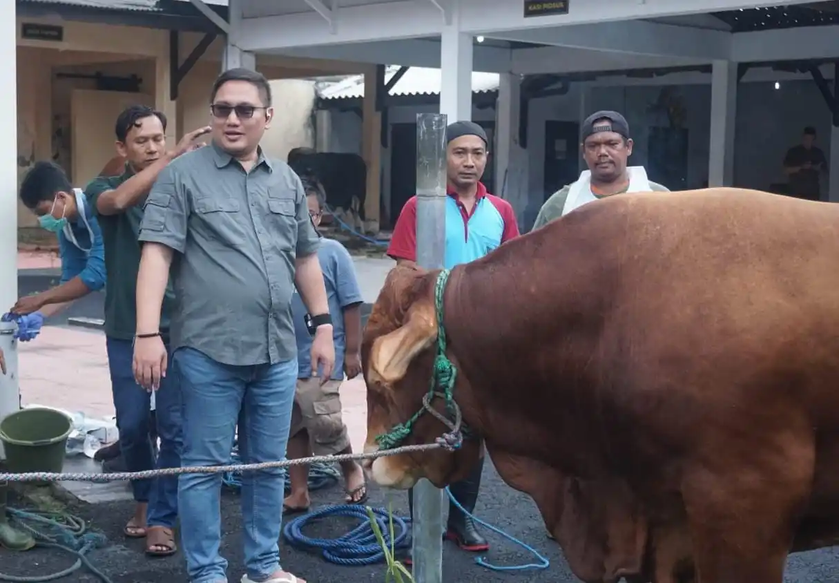 Plt Kepala Kejaksaan Negeri Kabupaten Blitar, Andrianto Budi Santoso bersama jajaran saat mengikuti pemotongan hewan kurban (Foto: Dok/JK)