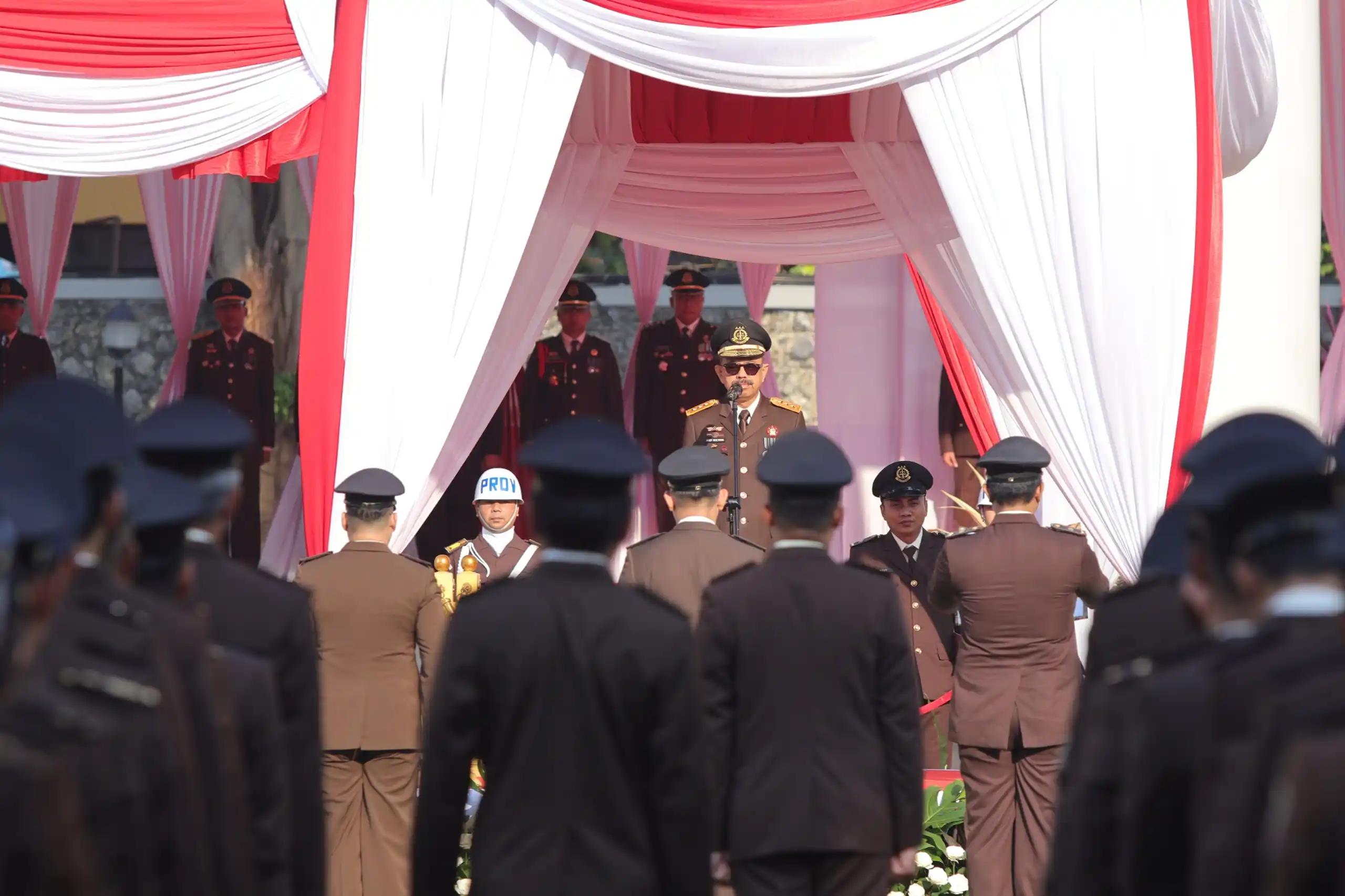 Plt Wakil Jaksa Agung, Asep N. Mulyana saat memimpin upacara peringatan HUT ke-80 RI di Lapangan Upacara Kejaksaan Agung, Jakarta Selatan, Minggu (17/8/2025). (Foto: Dok/Kejaksaan RI)