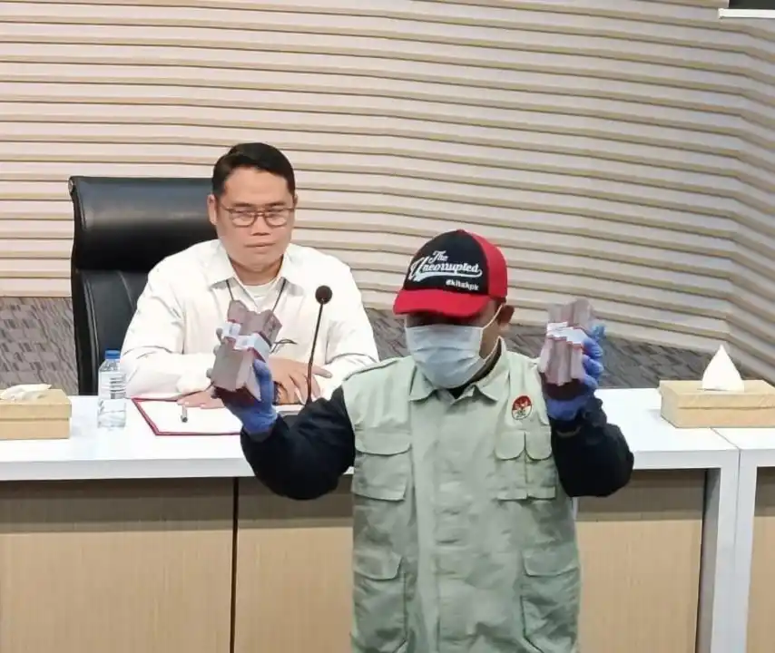 Komisi Pemberantasan Korupsi menetapkan lima tersangka dalam kasus dugaan suap percepatan eksekusi lahan sengketa antara PT Karabha Digdaya dan warga Tapos di Pengadilan Negeri Depok. Ketua dan Wakil Ketua PN Depok diduga meminta uang pelicin melalui juru sita agar proses eksekusi dipercepat. Nilai suap yang disepakati disebut mencapai Rp850 juta dan diserahkan bertahap. Selain itu, penyidik juga menelusuri dugaan penerimaan gratifikasi lain senilai miliaran rupiah. Seluruh tersangka telah ditahan dan dijerat pasal suap serta gratifikasi.