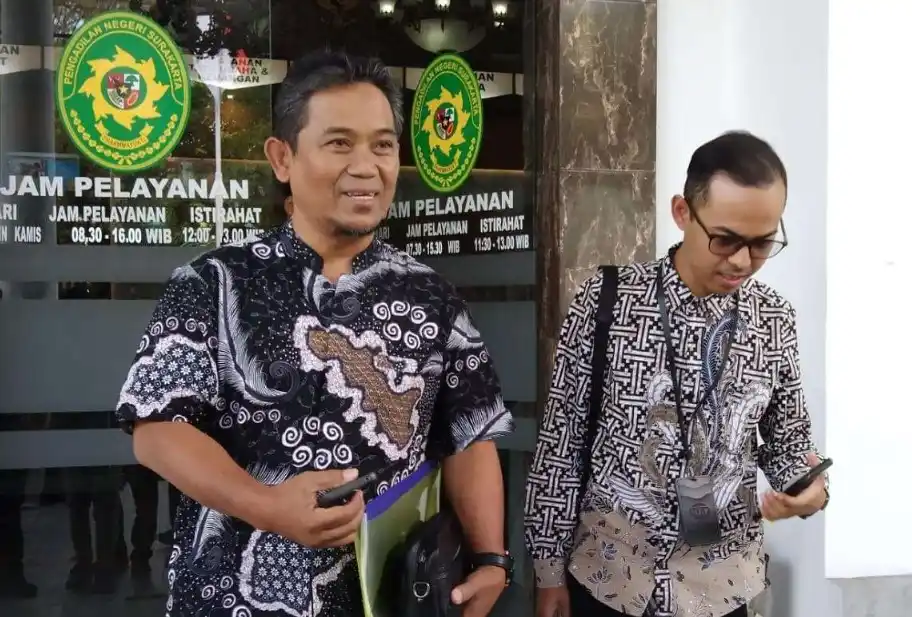 Dua kuasa hukum Muhammad Taufi penggugat ijazah Jokowi, R. Ahmad Nur Rido Prabowo dan Hari Murti Umbulsari mendatangi Pengadilan Negeri Surakarta untuk mendaftarkan uji banding putusan sela Perkara Dugaan Ijazah Jokowi Palsu, Selasa (15/7/2025)