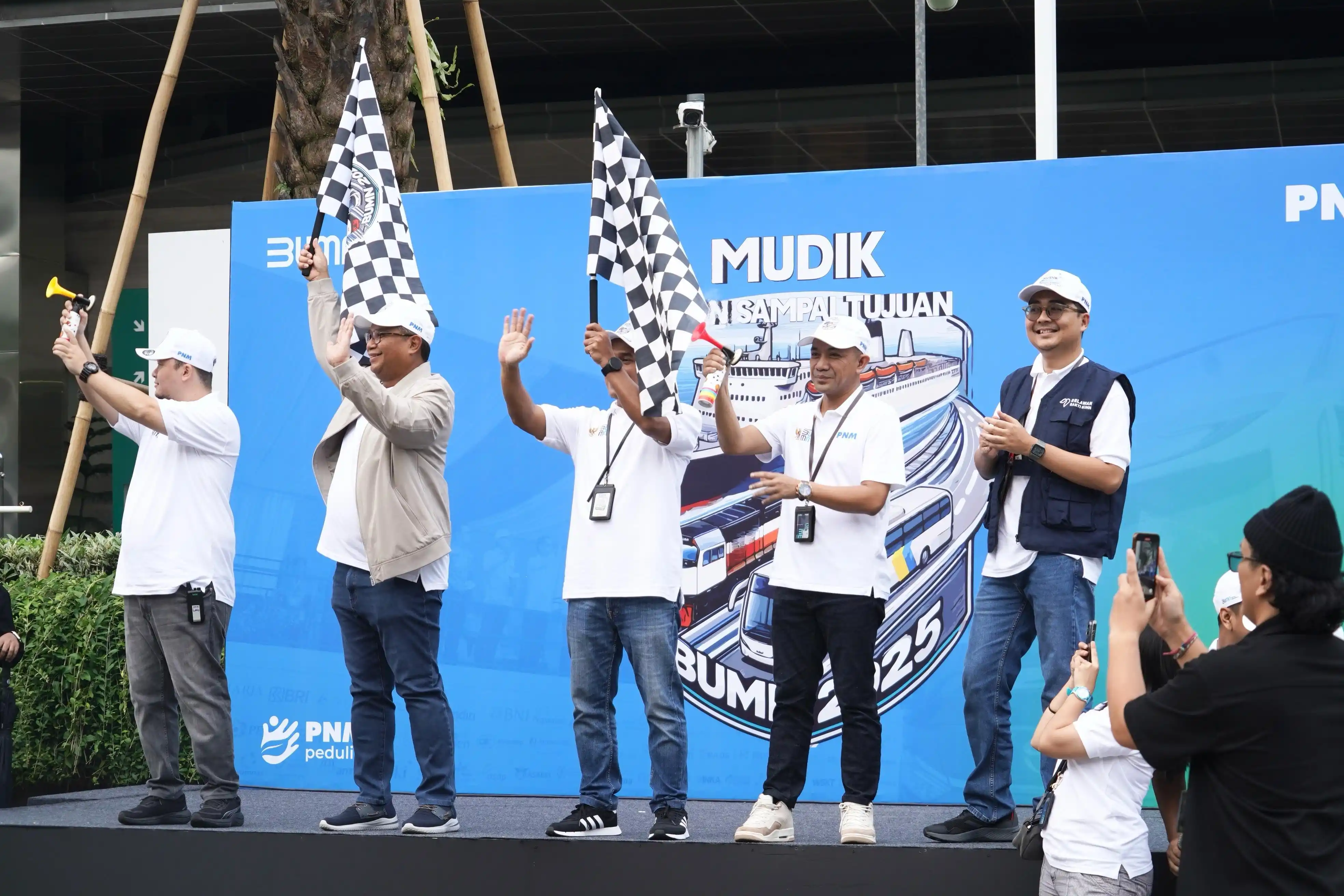 PT Permodalan Nasional Madani (PNM) kembali menunjukkan komitmennya dalam mendukung masyarakat dengan memberangkatkan para pemudik dalam program Mudik Bersama BUMN 2025.