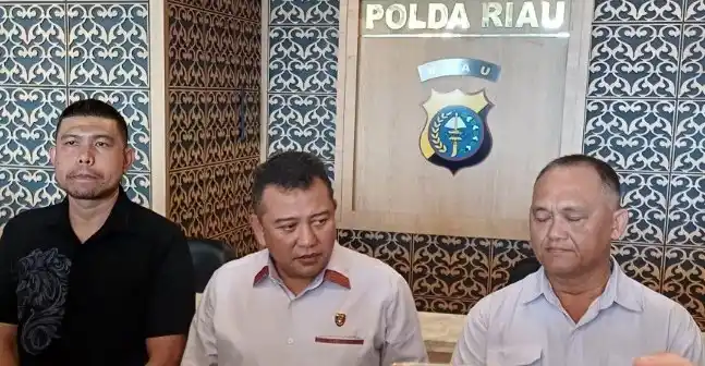 Direktur Reserse Kriminal Khusus Polda Riau, Kombes Pol Nasriadi (tengah) saat ekspos lanjutan penanganan kasus SPPD Fiktif