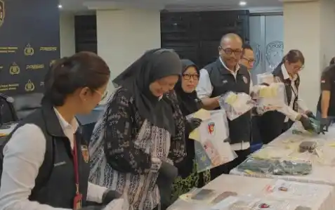 Polisi menunjukan barang bukti (Foto: Tangkap Layar)