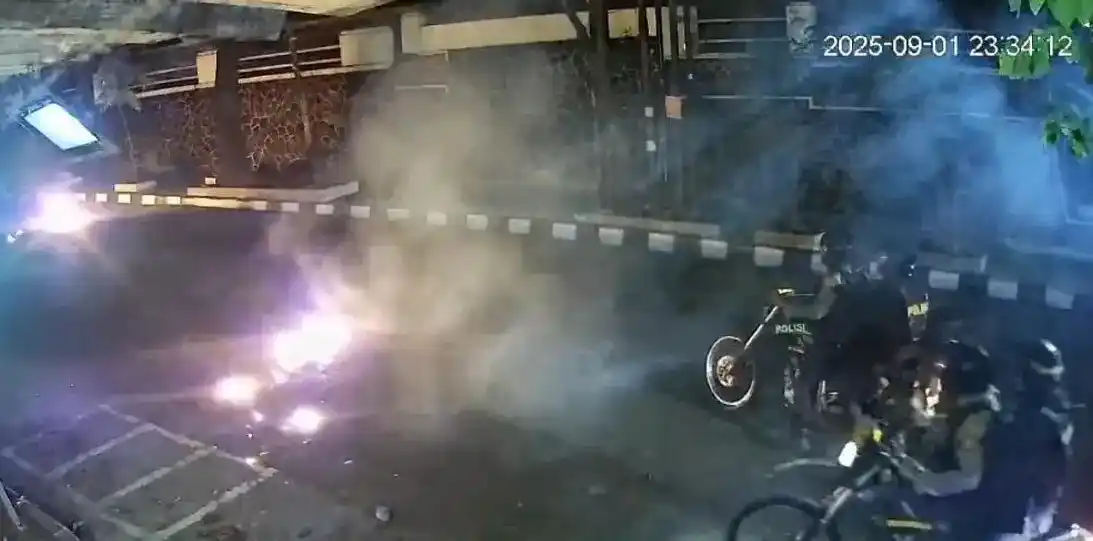 Penyerangan aparat kepolisian pakai bom molotov di kawasan Tamansari Bandung dekat kampus Unisba dan Unpas.