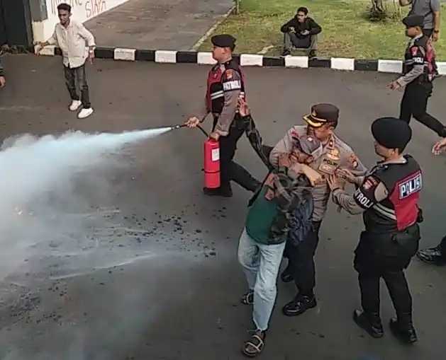 Aksi unjuk rasa di depan gedung DPR RI, Kamis (9/5/2025) (Foto: Dok MI/Aswan)