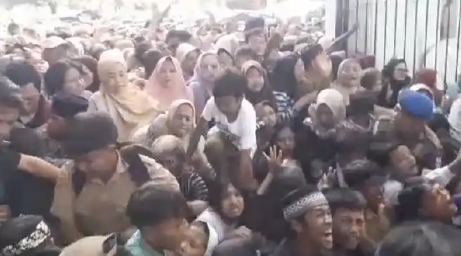 Tiga orang dilaporkan meninggal dunia dalam insiden berdesak-desakan pada acara pesta rakyat pernikahan Mulyadi Putra, putra Gubernur Jawa Barat Dedi Mulyadi, dengan Wakil Bupati Garut Putri Karlina. Acara digelar di Lapangan Otto Iskandar Dinata, Garut, Jumat (18/7/2025). Salah satu korban tewas merupakan anggota kepolisian yang bertugas di Polres Garut.