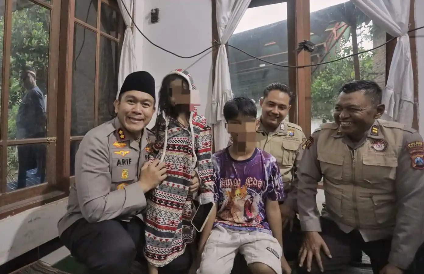 Kapolres Blitar AKBP Arif Fazlurrahman bersama jajaran saat takziah di rumah korban (Foto: Dok MI/Hms)