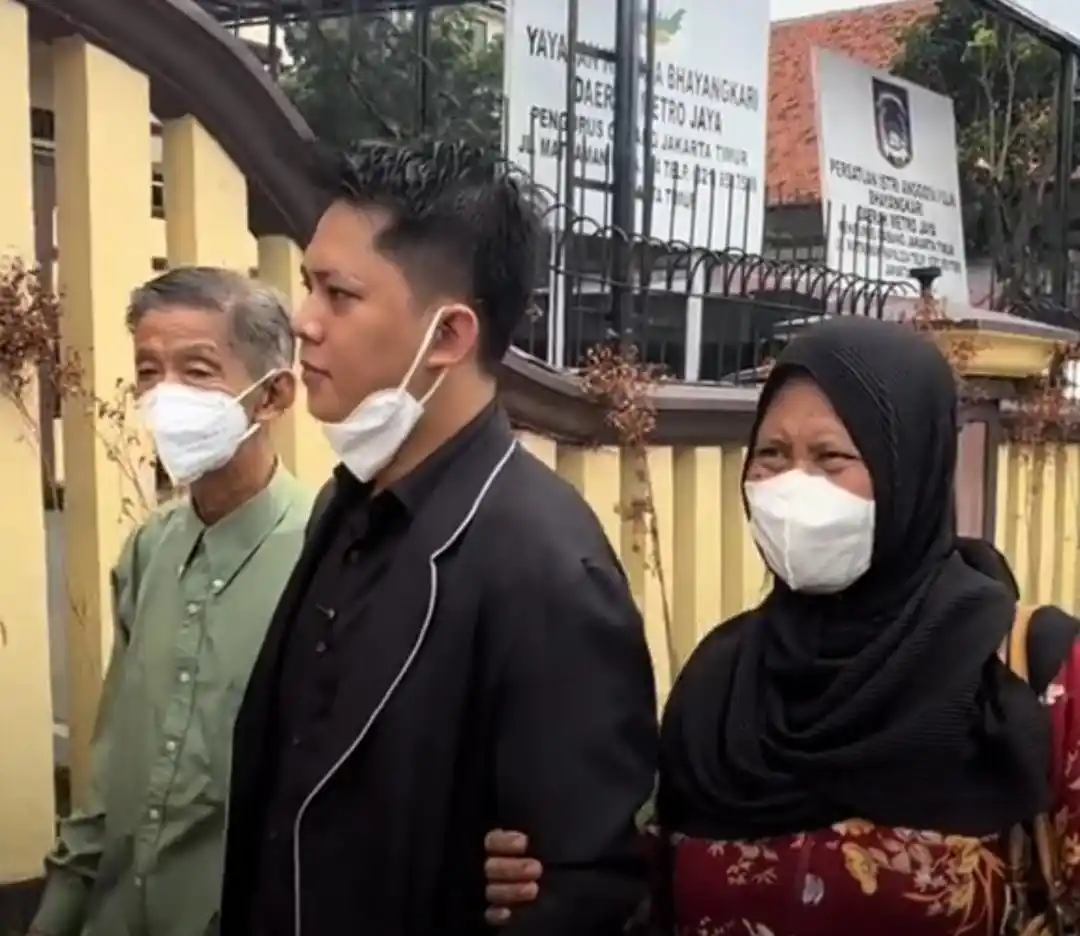 Roby bersama kedua orang tuanya di depan gedung Polres Jakarta Timur (Jaktim)) (Foto: Dok MI/Aan)