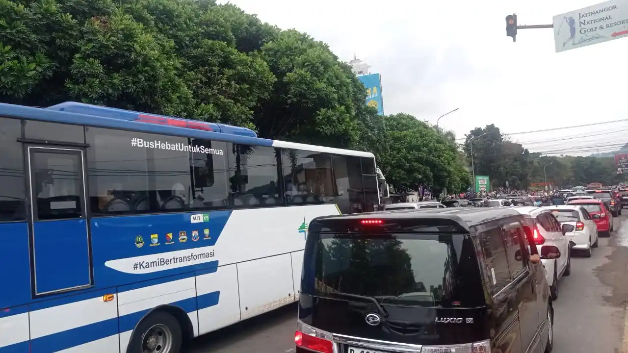 Kepadatan arus lala lintas di Jalan Raya Bandung-Sumedang tepatnya di jalur Jatinangor, Kabupaten Sumedang, Jawa Barat, pada Selasa (12/8/2025) sore (Foto: MI/Sugiyanto)