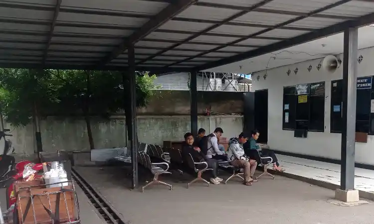 Loket pendaftaran BPKB dan Cek Fisik Samsat Rancaekek, Kabupaten Bandung, Jawa Barat. (Foto: Dok MI/Sugiyanto)