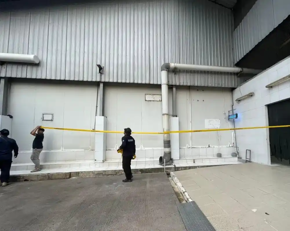 etugas dari Satuan Tugas Penanganan Radiasi Cesium 137 menyegel PT Peter Metal Technology (PTM) di Kawasan Industri Modern (KIM) Cikande, Serang, Banten. PT PTM menjadi sumber radiasi nuklir di kawasan pabrik tersebut..