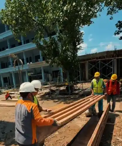 Kementerian Pekerjaan Umum mulai melatih santri sebagai tenaga kerja konstruksi di Ponpes Lirboyo, Kediri (24/10). (Foto: PU)