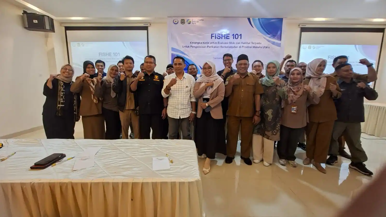 Pose bersama para peserta dan pemateri pelatihan FISHE usai pembukaan kegiatan yang diselenggarakan DKP Malut dan EDF. (Foto: Dok DKP Malut)