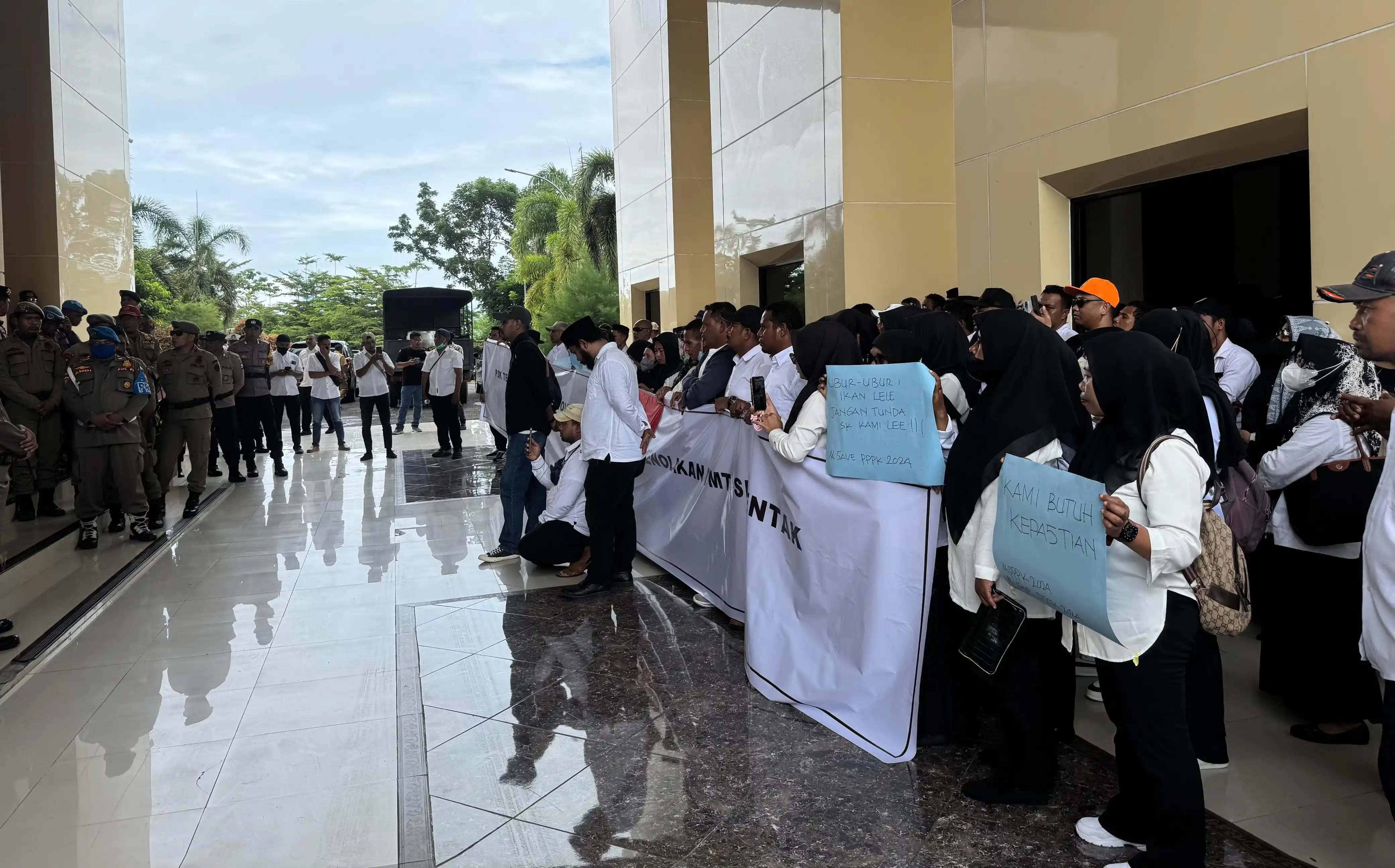 Aksi PPPK di kantor gubernur Maluku Utara pada 18 Maret 2024 (Foto: MI/Rais Dero)