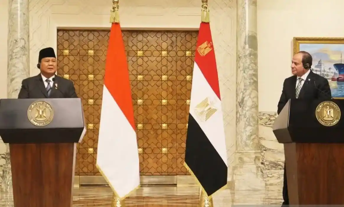 Presiden RI Prabowo Subianto dan Presiden Republik Arab Mesir Abdel Fattah El-Sisi melakukan pernyataan bersama di Istana Kepresidenan Al Ittihhadiya, Kairo, Mesir, Rabu (18/12/2024).