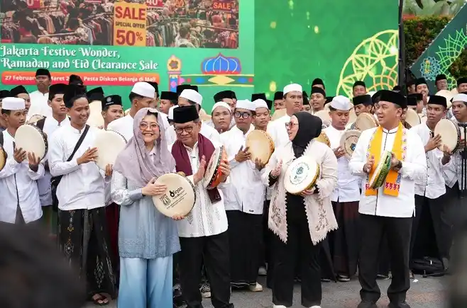 Gubernur DKI Jakarta Pramono Anung resmi membuka Jakarta Ramadan Festival 2026 di Bundaran HI sebagai langkah strategis menjaga daya beli dan stabilitas ekonomi jelang Idulfitri. Pemprov DKI melalui Dinas PPKUKM menggelar Operasi Pasar Murah dan Bazar Ramadan di 44 kecamatan untuk memastikan harga kebutuhan pokok tetap terjangkau sekaligus mendorong omzet UMKM. Kolaborasi dengan pusat perbelanjaan lewat program diskon besar juga digencarkan guna mengerek konsumsi domestik dan mengendalikan inflasi daerah selama Ramadan.