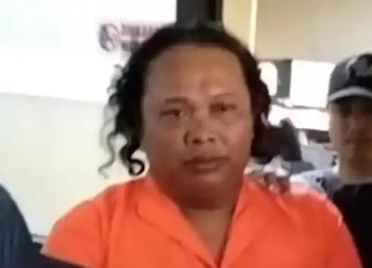 Polres Metro Bekasi Kota berhasil menangkap pria dengan inisial S (47) yang diduga melakukan pemerasan disertai ancaman terkait permintaan THR (Tunjangan hari raya) di Bantar Gebang, Kota Bekasi.