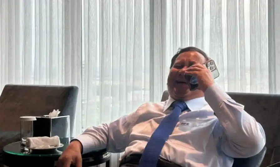 Presiden Prabowo Subianto saat berkomunikasi dengan Presiden Amerika Serikat (AS), Donald Trump melalui sambungan telepon (Foto: Instagram/@prabowo)