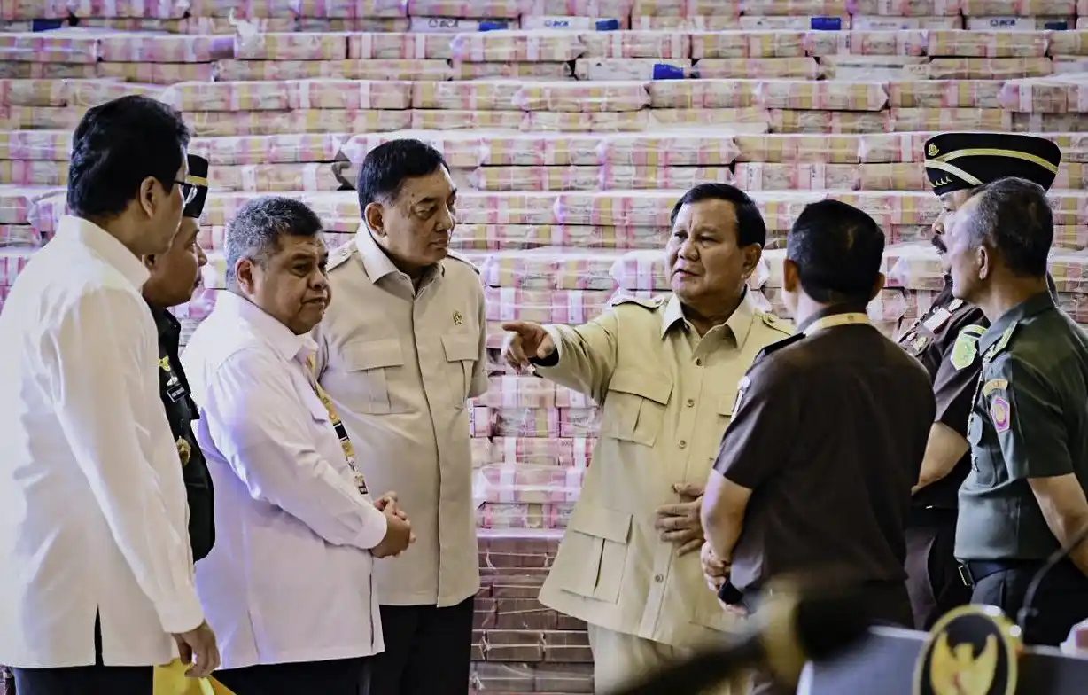 Presiden Prabowo Subianto menyaksikan secara langsung penyerahan uang pengganti kerugian negara sebesar Rp13.255.244.538.149,00 dalam perkara tindak pidana korupsi pemberian fasilitas ekspor Crude Palm Oil (CPO) dan turunannya, dari Kejaksaan Agung kepada Kementerian Keuangan di Gedung Utama Kompleks Kejaksaan Agung RI, Jakarta, pada Senin, 20 Oktober 2025. (Foto: Dok MI/BPMI Setpres)