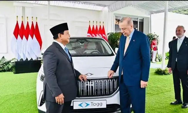 Presiden Turki Recep Tayyip Erdoğan Memberikan Hadiah Mobil Listrik Togg T10X ke Presiden RI Prabowo Subianto (Foto: Repro)