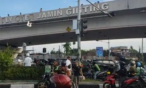 Seorang Pria Melompat dari Flyover Jamin Ginting Medan (Foto: Repro)