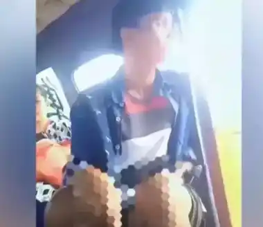 Seorang  pria pamerkan kelaminnya dalam angkot (Foto: Tangkap Layar)