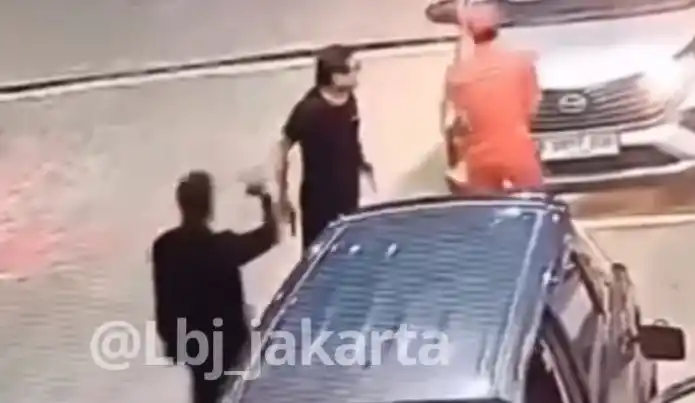 Pengendara mobil ngamuk di SPBU todongkan pistol [Foto: Tangkapan layar]