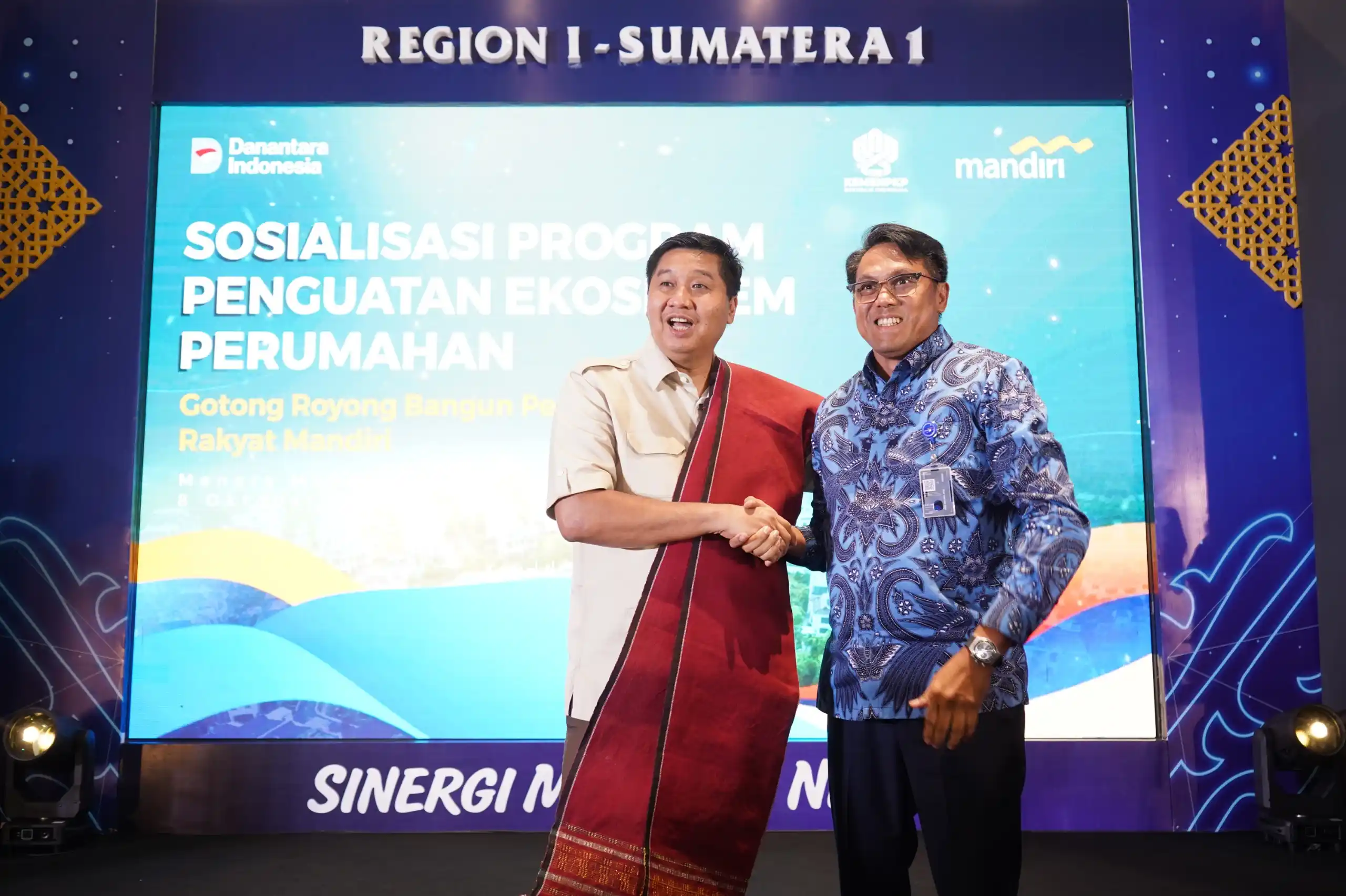 Menteri Perumahan dan Kawasan Permukiman, Maruarar Sirait (kiri), dan Wakil Direktur Utama Bank Mandiri Henry Panjaitan (kanan). (Foto: Doc. Mandiri)