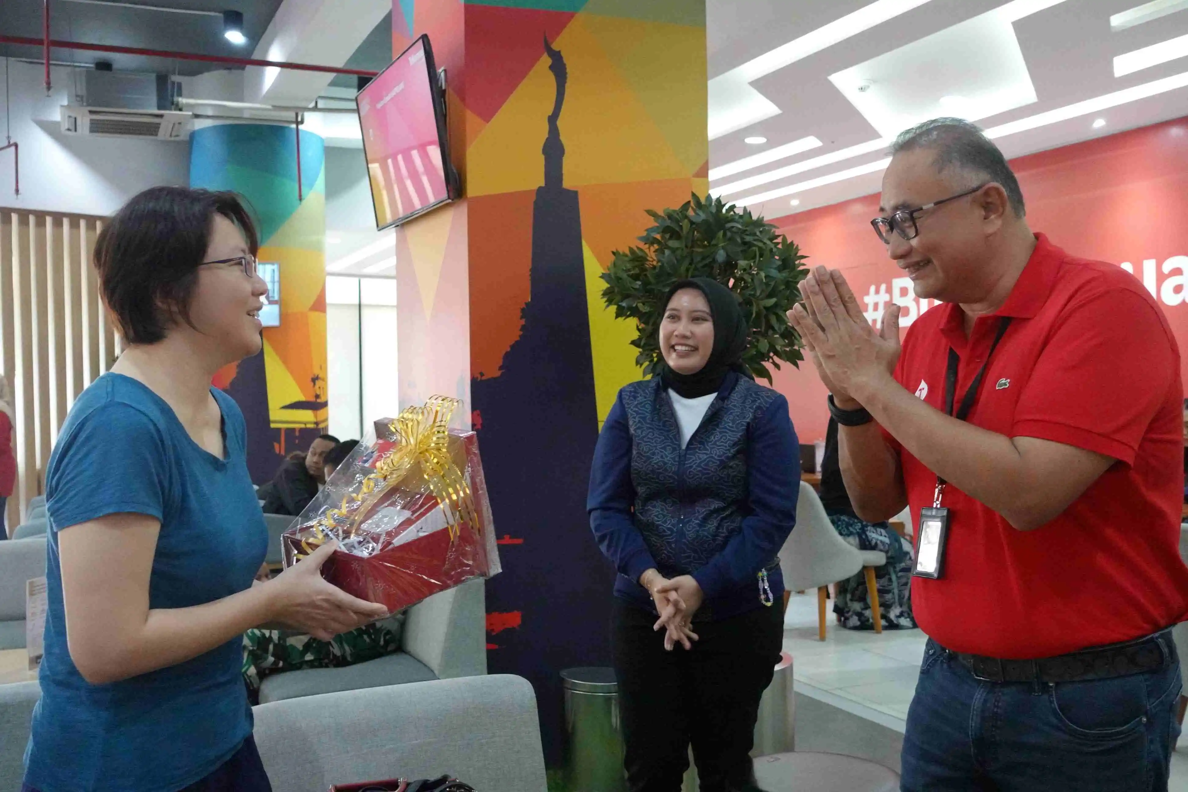 Program Spesial GraPARI di Hari Pelanggan Nasional 2025_1-2: Telkomsel perkuat dedikasi dan energi dalam melayani sepenuh hati, memberikan pelayanan terbaik dan inovatif bagi seluruh pelanggan. [Foto: Doc. Telkomsel]