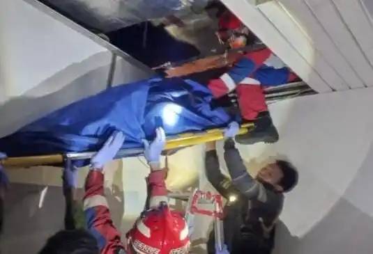 Proses Evakuasi Jenazah Pria yang Ditemukan di Plafon Pabrik Obat Pulogadung (Foto: Repro)