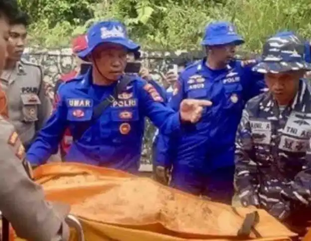 Proses evakuasi korban helikopter BK117 D3 milik Eastindo Air yang jatuh di kawasan hutan Desa Emil Baru (Foto: Repro)