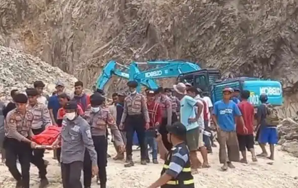 Proses Evakuasi Korban Longsor Gunung Kuda, Kabupaten Cirebon (Foto: Repro)