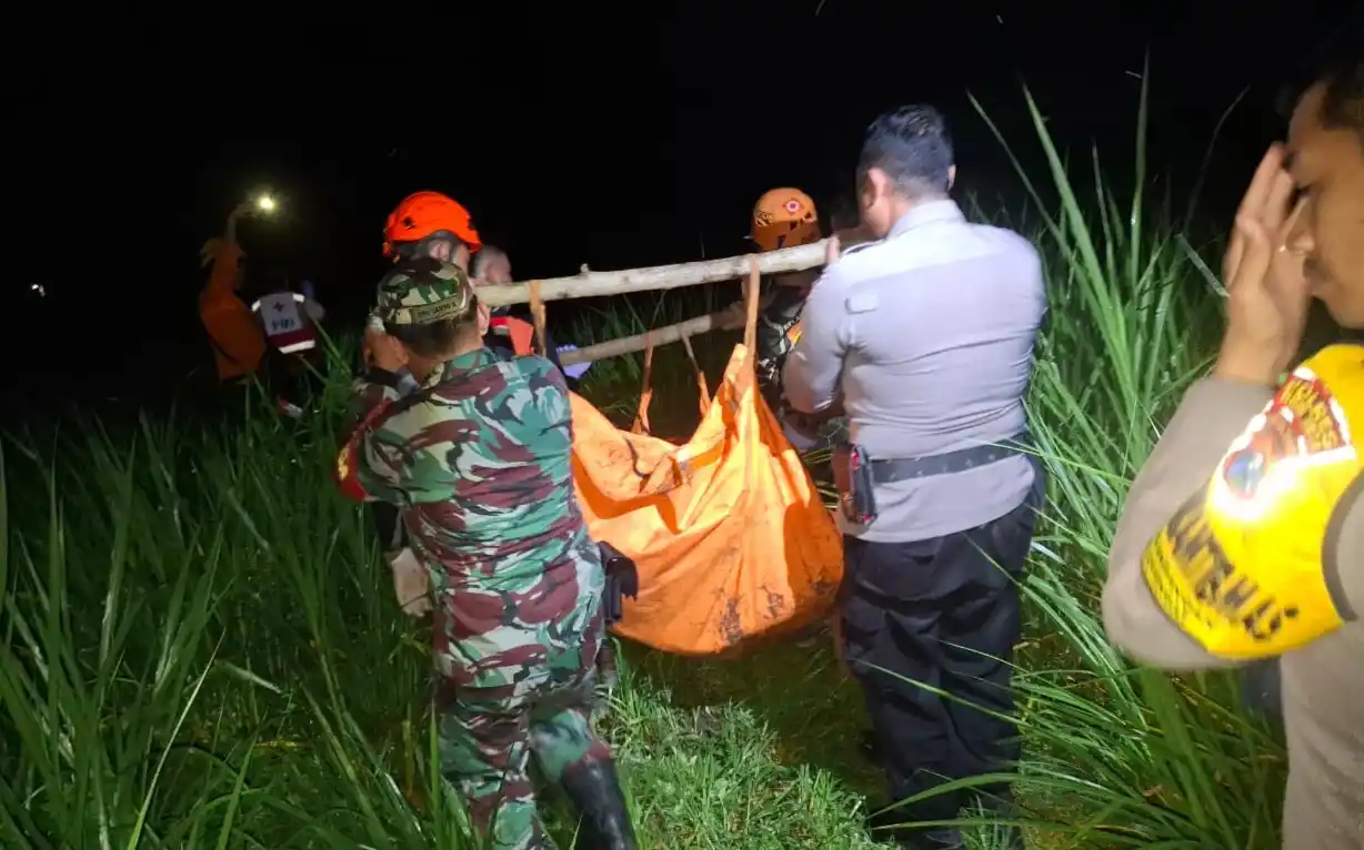 Proses evakuasi korban tenggelam di Sungai Brantas  oleh Tim SAR Gabungan. (Foto:Dok BPDB Blitar/MI)