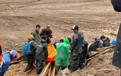 Proses pencarian korban longsor di Cisarua, Bandung Barat oleh Tim SAR Gabungan (Foto: Istimewa)