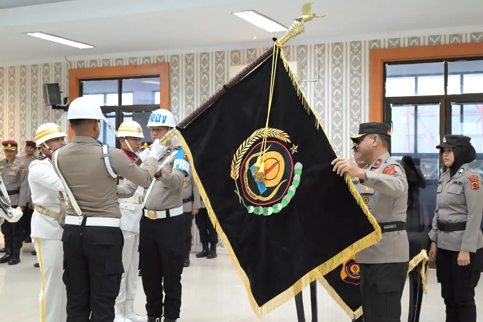 Prosesi pencucian Pataka “Siginjai Sakti Wirabakti” oleh Wakapolda Jambi sebagai simbol penyucian semangat dan nilai pengabdian Polri (Foto: Dok/MI)