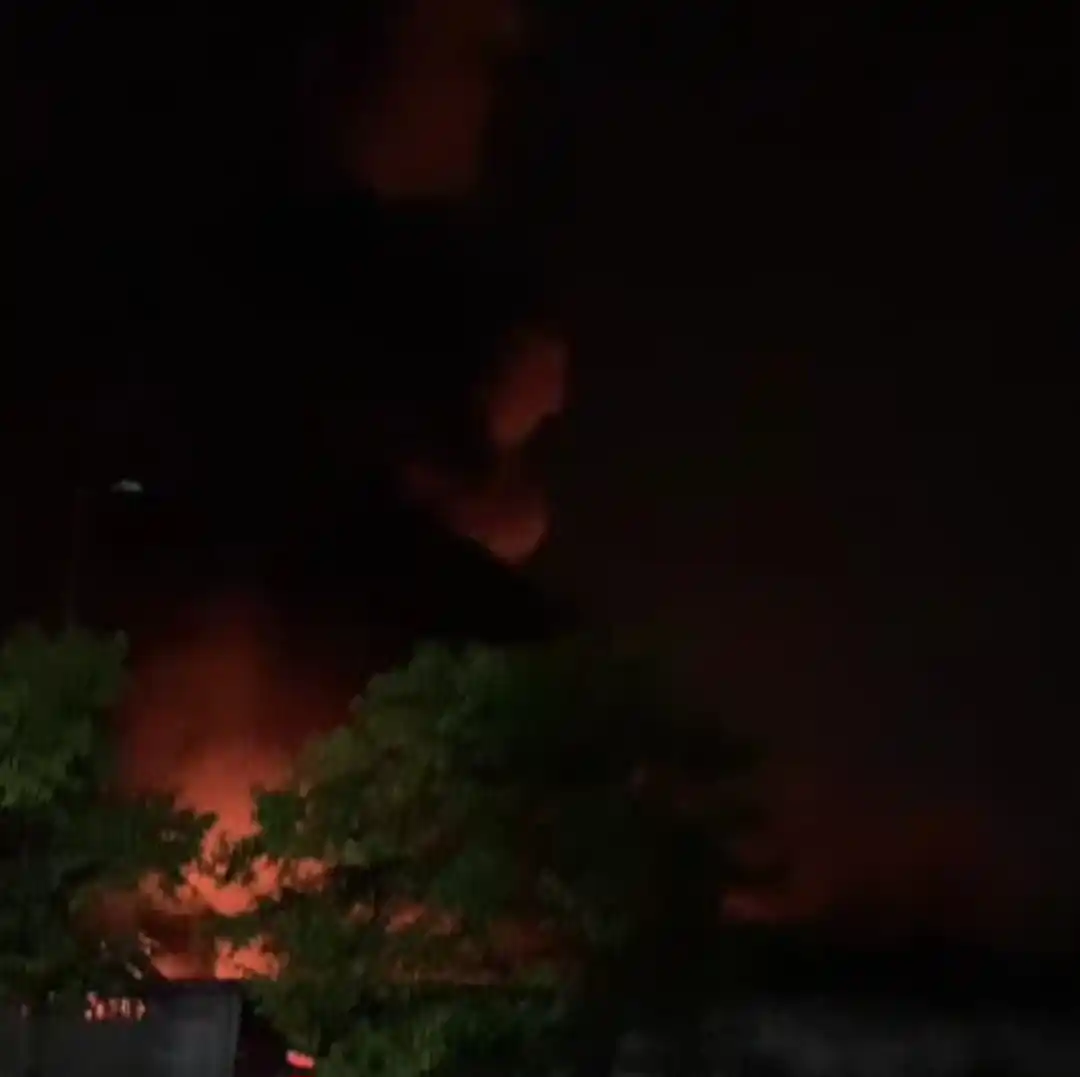 Kebakaran melanda PT TAK Textiles Indonesia di Jalan Hajar Mekar, Kecamatan Cikarang Utara, Kabupaten Bekasi, Jawa Barat, pada Selasa (25/11/2025) dini hari WIB (Foto: Dok MI)