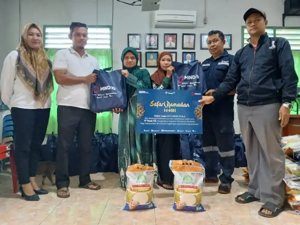 PT Timah Serahkan Bantuan Paket Sembako untuk Warga Bangka Barat [Foto: Doc. PT Timah]